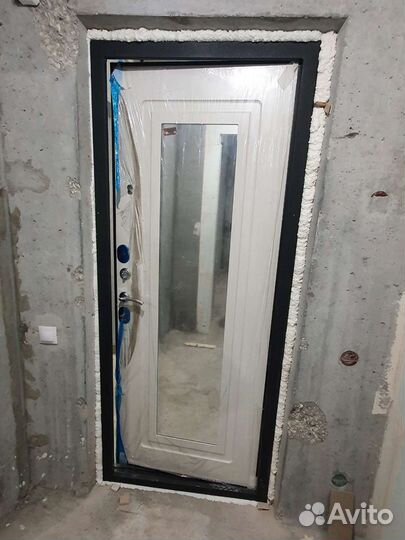 Входная утеплённая дверь с зеркалом(новая)