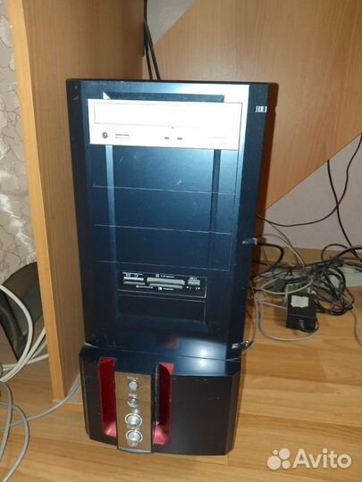 Компьютерный стол и компьютер