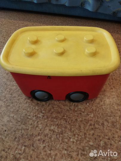 Ящик с конструктором лего