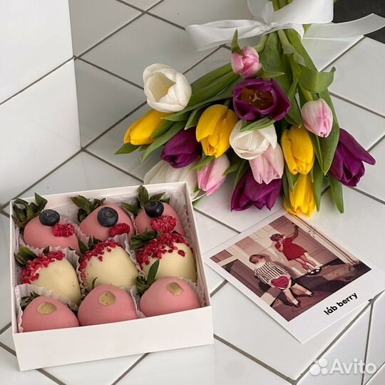 Клубника в шоколаде с тюльпанами набор