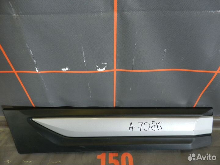 Накладка двери задней - Mitsubishi Outlander 3