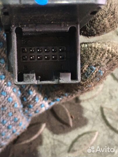 Кнопка фиксатора стояночного тормоза