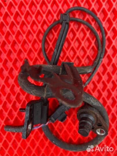 Датчик abs передний правый Toyota Noah ZWR80G