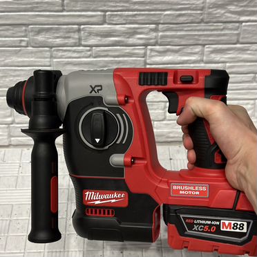 Бесщеточный аккумуляторный перфоратор Milwaukee 21