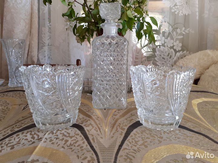 2 салатника + графин ;цена за каждый