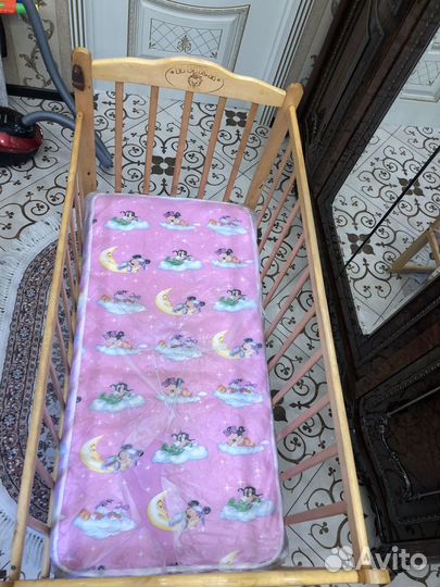 Детская кроватка с маятником матрасом