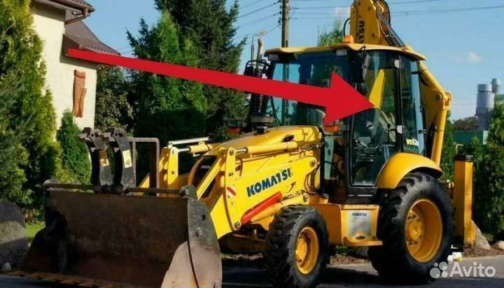 Стекло дверное левое на Komatsu wb93r-5