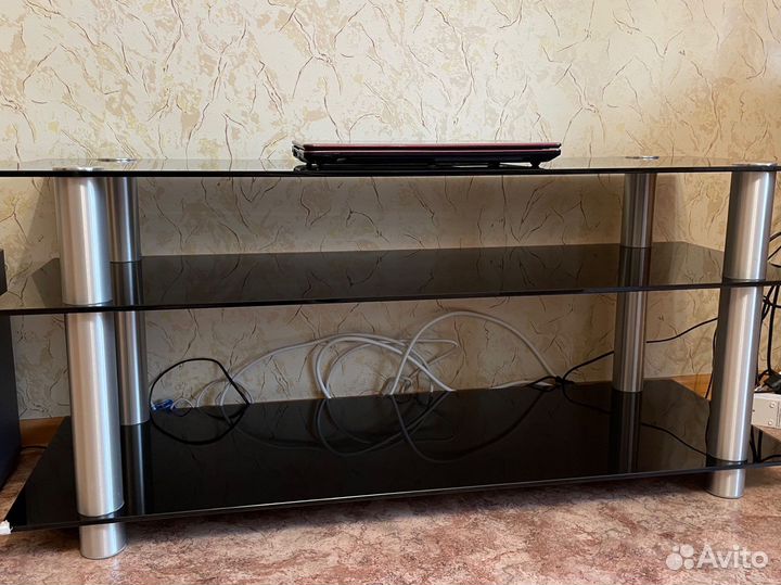 Стеклянный стол под телевизор