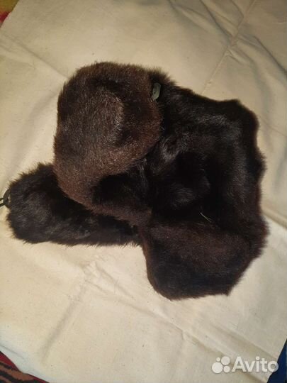 Шапка ушанка из неизвестного зверя)