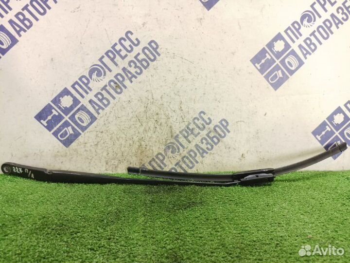 Поводок стеклоочистителей передний левый Renault