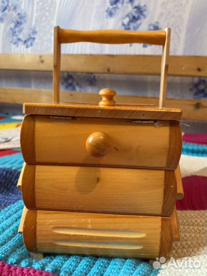 Старинная деревянная швейная шкатулка
