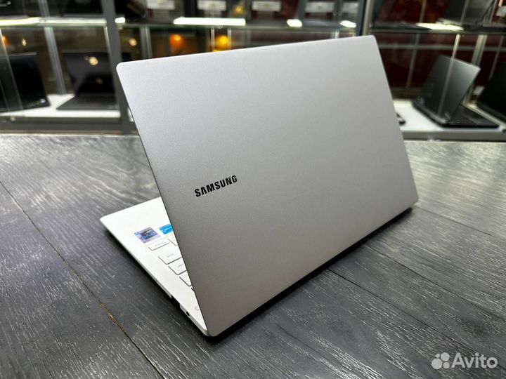 Новый ноутбук Samsung Galaxy Book Pro 13 i7/8/512