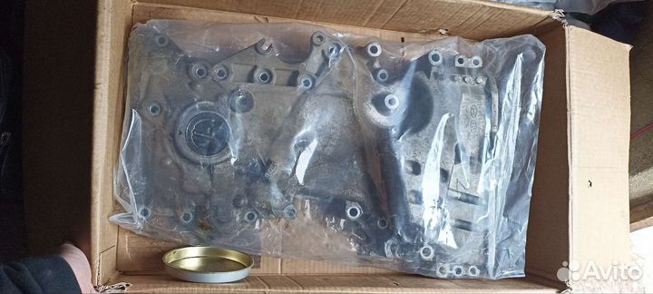 Боковая крышка блока двигателя