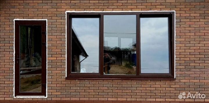 Коричневое пластиковое окно