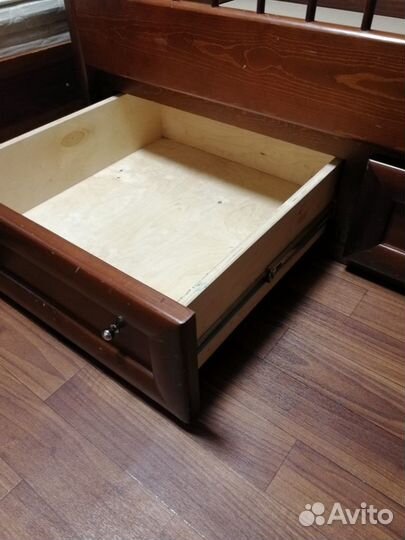 Кровать из натурального дерева