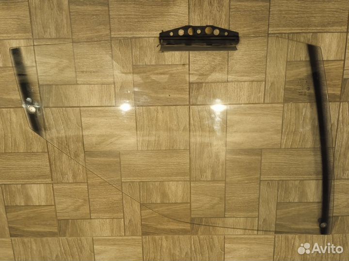 Стекло передней правой двери Audi 100, 200 C3