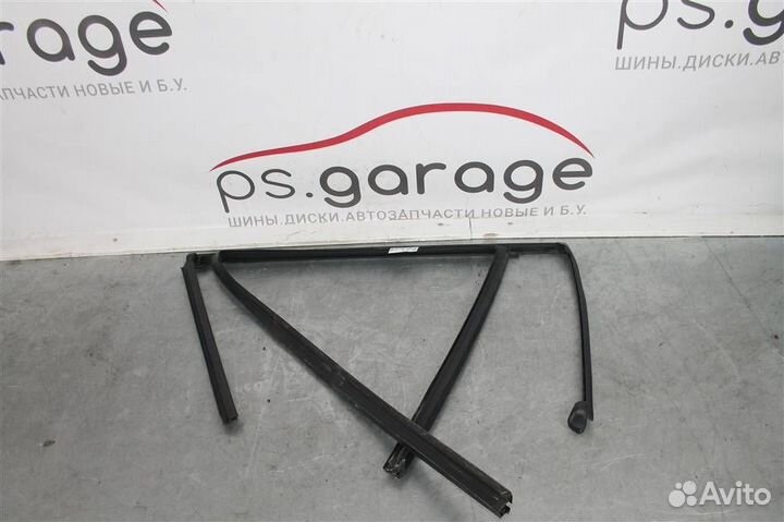 Уплотнитель стекла двери задней правой Volvo XC9