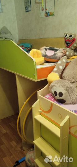Детская кровать, стол, полки