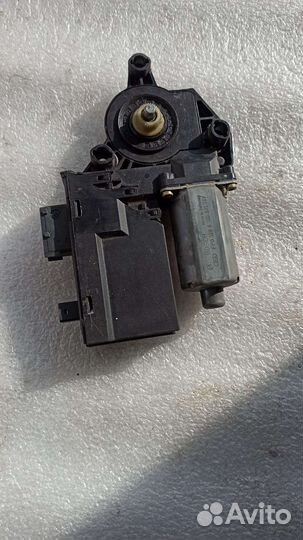 Моторчик стеклоподъёмника передний лев.Peugeot 307