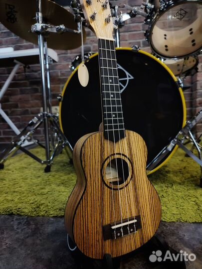 Укулеле сопрано + тюнер