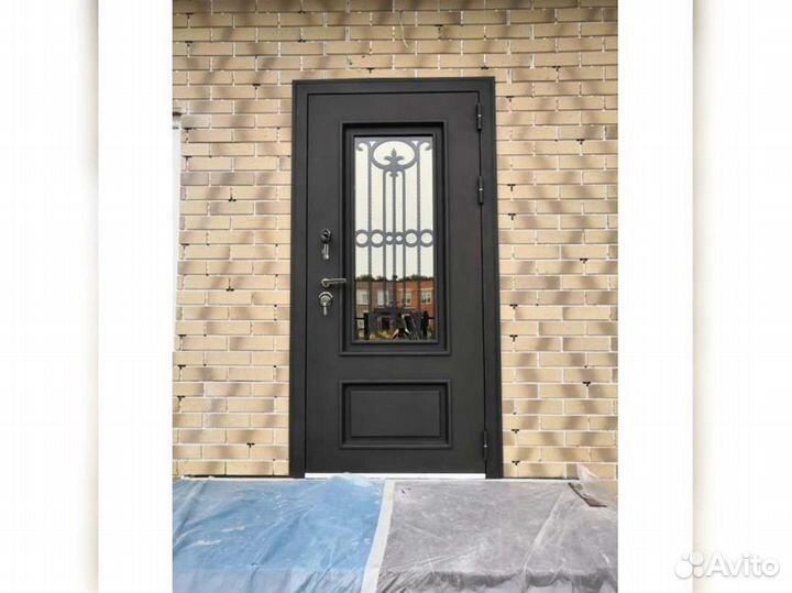 Стальная дверь Аляска с окном и лазерной резкой