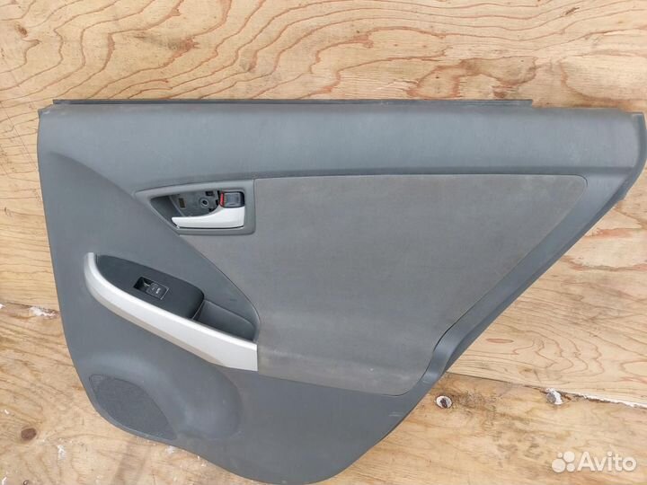 Обшивка двери задней правой Toyota Prius 3 ZVW30