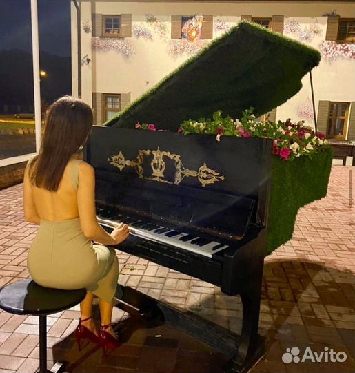 Платье бренда Manic