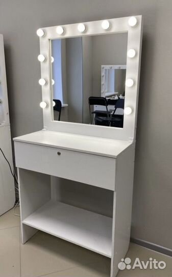 Гримерное зеркало с лампочками