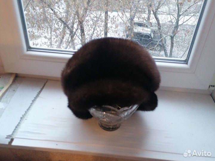 Берет женский норковый с небольшим козырьком