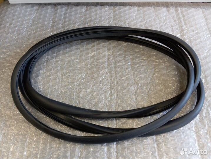 Уплотнитель лобового стекла Mercedes-Benz M-Class