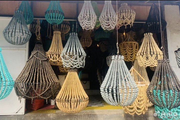 Люстра из деревянных бусин