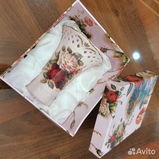 Вазочка фарфоровая