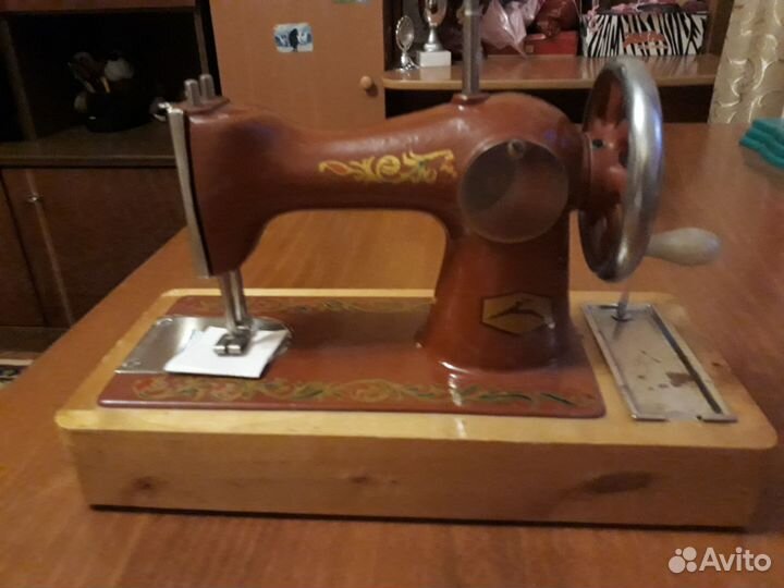 Швейная машинка бу ручная,игрушка ретро
