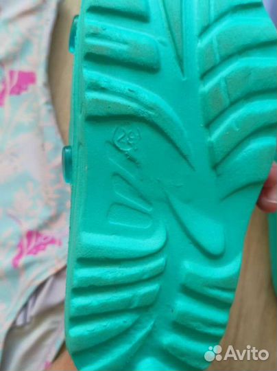 Купальник для девочки, сланцы и шапочка