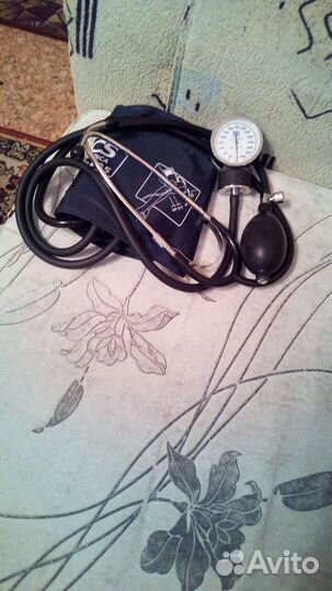 Монометр вместе со слуховым аппаратом