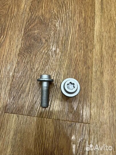 Болт с буртиком