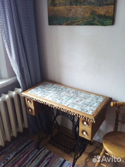 Столик на подставке Зингер.дуб.лиственица