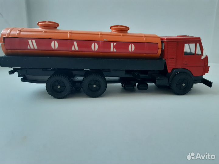 Масшт. модель трактор Кировец 700