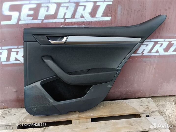 Обшивка двери боковой задняя правая Skoda Superb