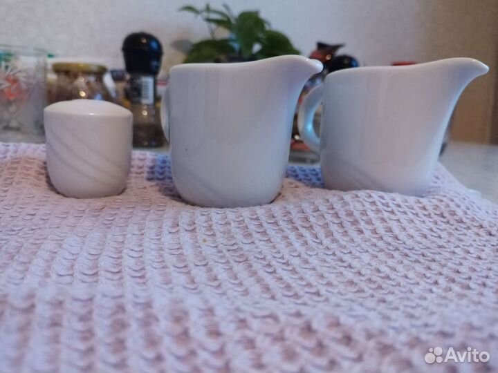 Два соусника и соломка