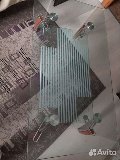 Стеклянный журнальный столик