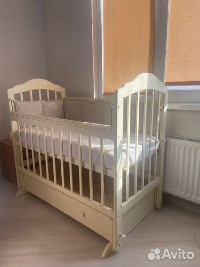 Кровать детская с маятником