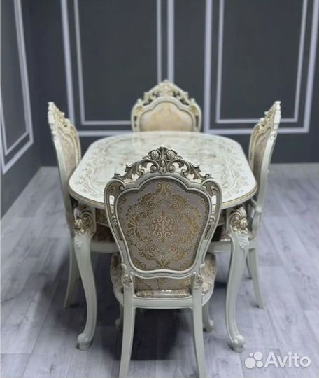 Кухонный стол и стулья в комплекте