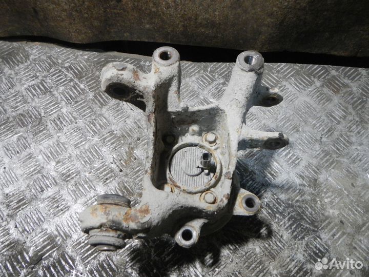 Б/У Б/У Кулак поворотный задний правый, Toyota