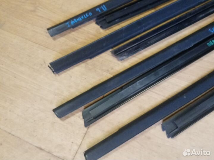 Молдинг стекла. Бархотка Mitsubishi Outlander 1