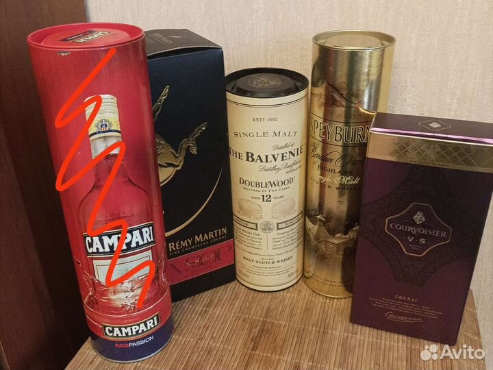 Бутылки и коробки из под алкоголя