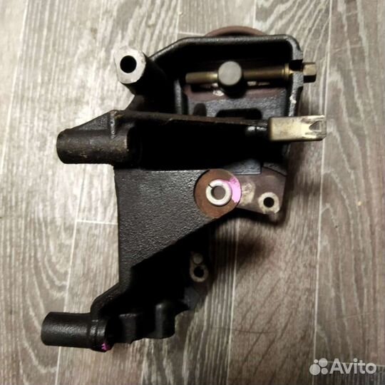 Кронштейн натяжного ролика Mitsubishi MD372608