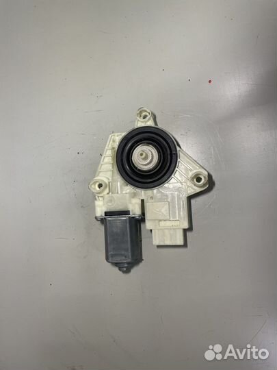 Моторчик стеклоподъемника задний правый Гольф 7