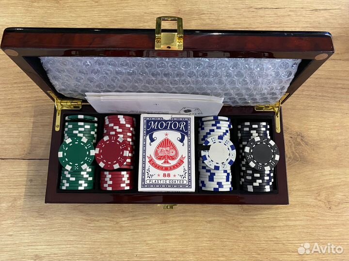 Покерный набор в деревянном кейсе
