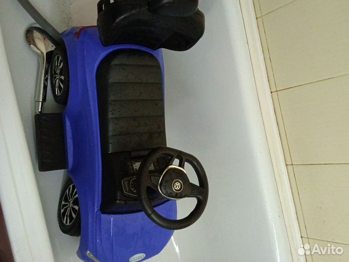 Детская машинка каталка с ручкой